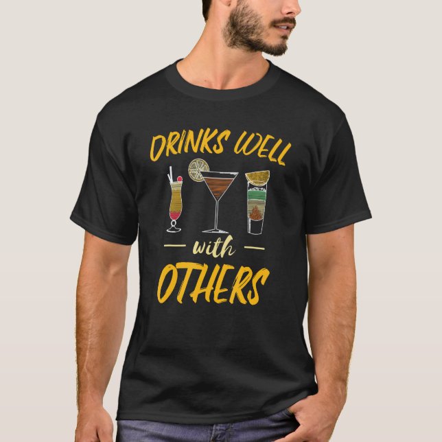 Drinks Well With Others  Drinking Fan Party Humor T Shirt (Framsida)
