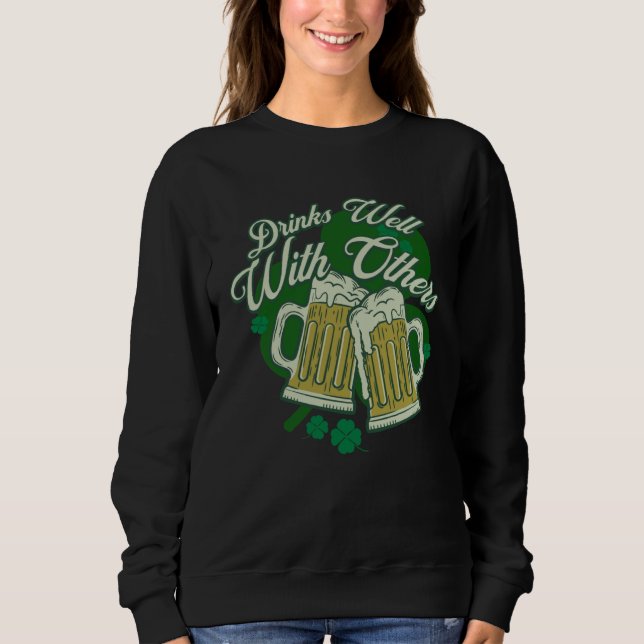 Drinks Well With Others Drunk Saint Patrick s Day  T Shirt (Framsida)