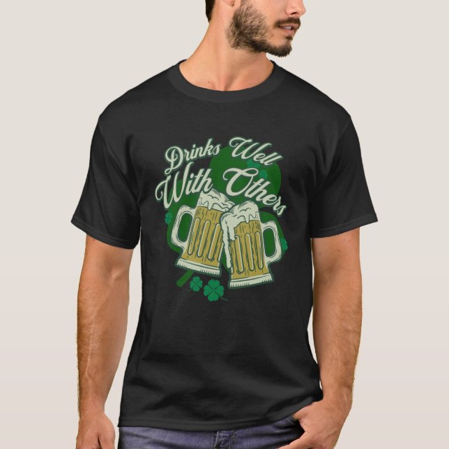 Drinks Well With Others Drunk Saint Patrick s Day  T Shirt (Framsida)
