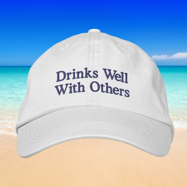 Drinks Well With Others Funny Preppy Wine Baseball Broderad Keps (Skapare uppladdad)