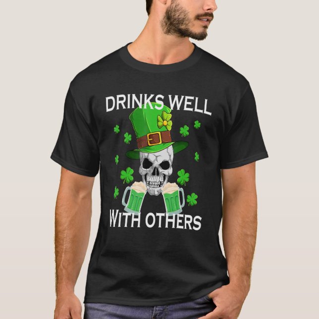 Drinks Well With Others Funny St Patricks Day Beer T Shirt (Framsida)