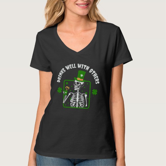 Drinks Well With Others Gothic St Patrick s Day Go T Shirt (Framsida)