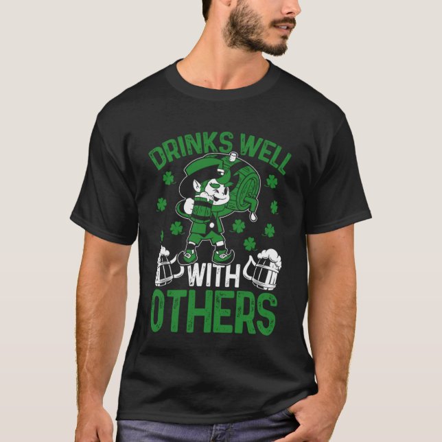 Drinks Well With Others Irish C St Patrick's Day T Shirt (Framsida)