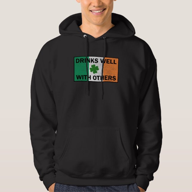 Drinks Well With Others Irish Flag St Patricks Day Hoodie (Framsida)