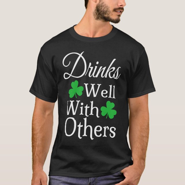 Drinks Well With Others Irish  St Patricks Day Dri T Shirt (Framsida)