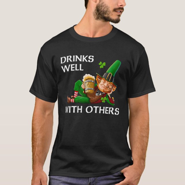 Drinks Well With Others Leprechaun Patrick s Day B T Shirt (Framsida)