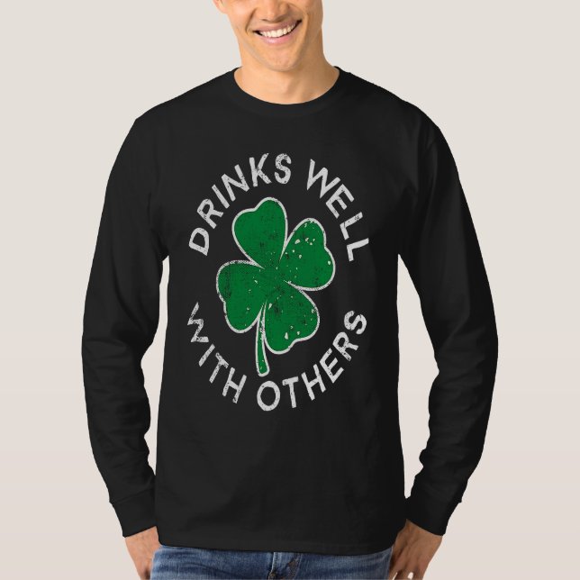 Drinks Well With Others Lucky C St Patrick's Day T Shirt (Framsida)