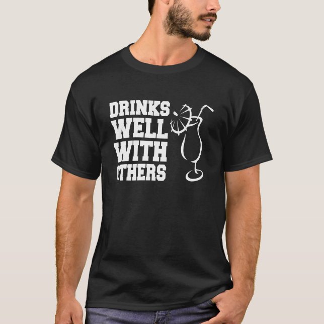 Drinks Well With Others  Party Bartender T Shirt (Framsida)