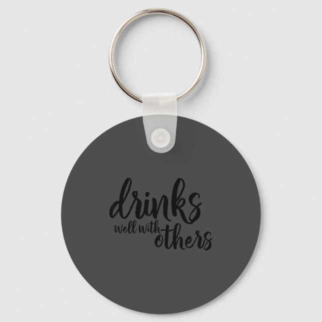 Drinks Well With Others Quote Funny Saying Gift  Nyckelring (Framsida)