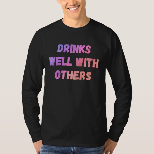 Drinks well with others sarcastic rude  sayings t shirt (Framsida)