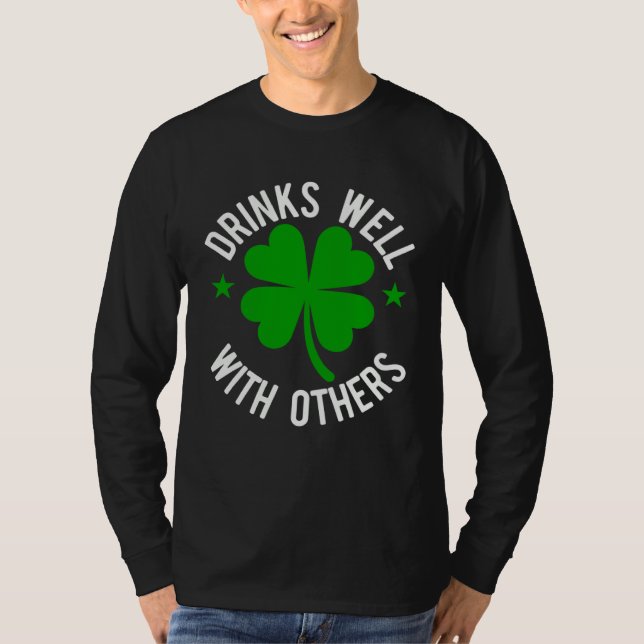 Drinks Well With Others St Patrick s Day T Shirt (Framsida)