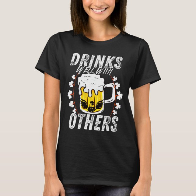 Drinks Well With Others St Patricks Day Beer Drin  T Shirt (Framsida)