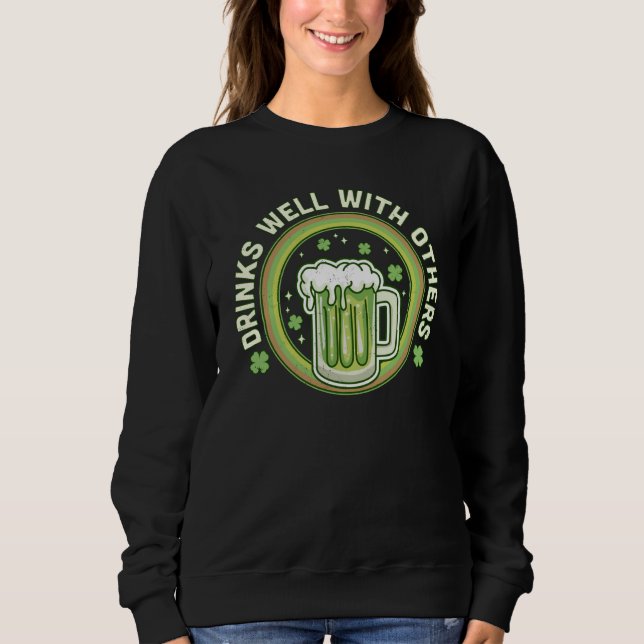 Drinks Well With Others St Patrick's Day Drinking  T Shirt (Framsida)