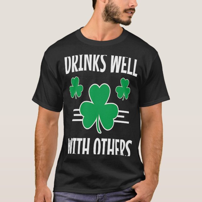 Drinks Well With Others St Patricks Day Drinking   T Shirt (Framsida)