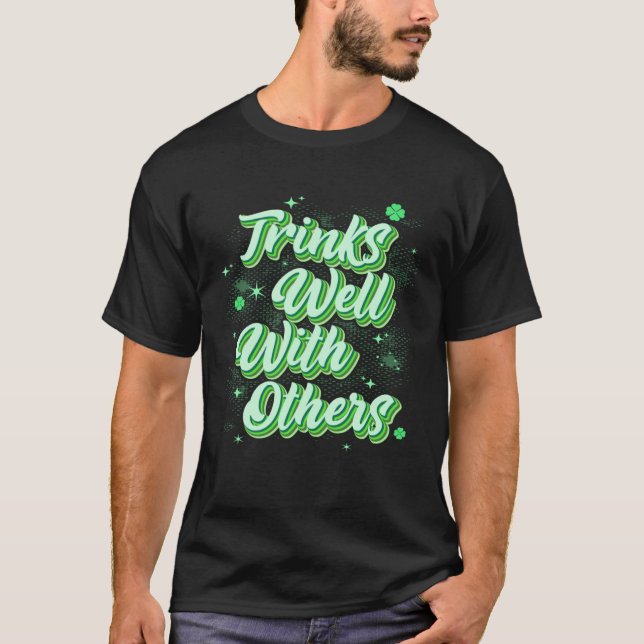 Drinks Well With Others St Patricks Day Drunk Beer T Shirt (Framsida)