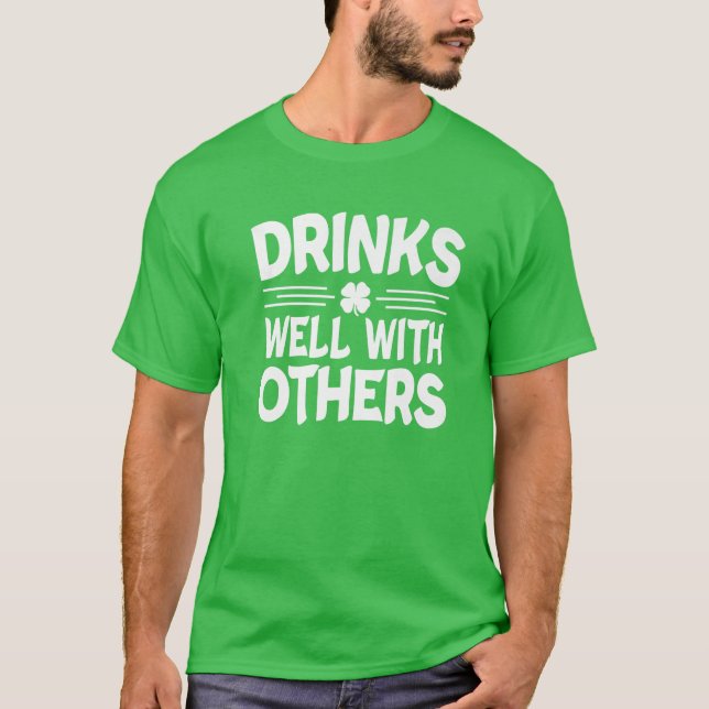 Drinks Well With Others St Patricks Day Irish Drin T Shirt (Framsida)