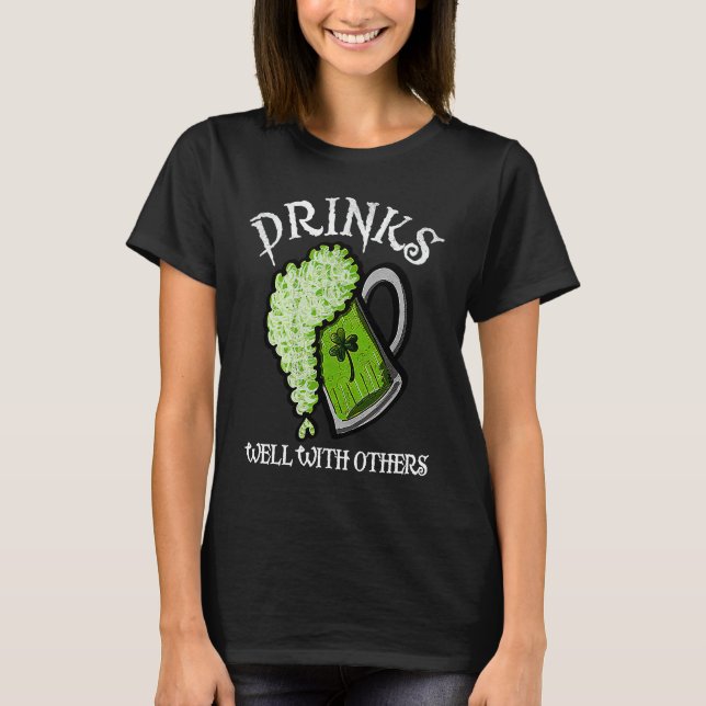 Drinks Well With Others St Patricks Day Men Women  T Shirt (Framsida)