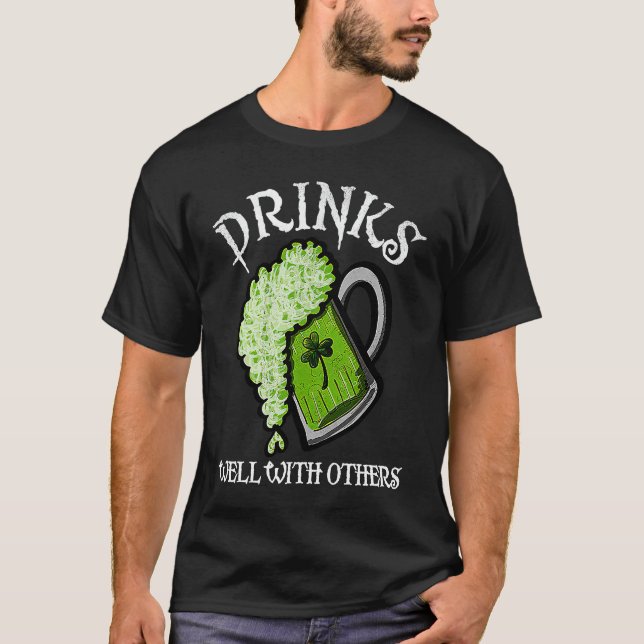 Drinks Well With Others St Patricks Day Men Women  T Shirt (Framsida)
