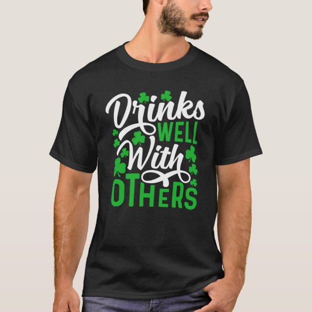 Drinks Well With Others  St Patricks Day Shamrock T Shirt (Framsida)