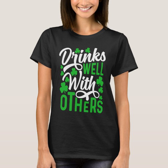 Drinks Well With Others   St Patricks Day Shamrock T Shirt (Framsida)