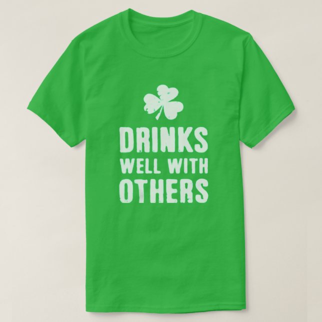 Drinks Well With Others St. Patrick's Day Tee (Design framsida)