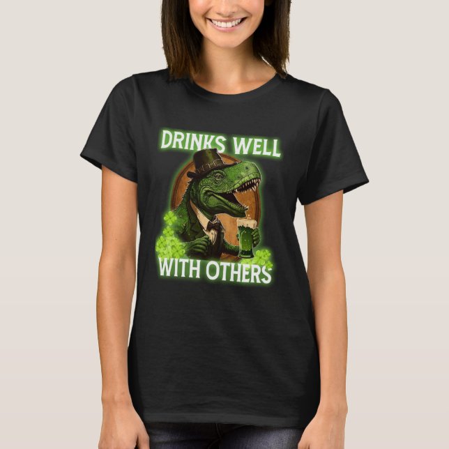 Drinks Well With Others T Shirt (Framsida)
