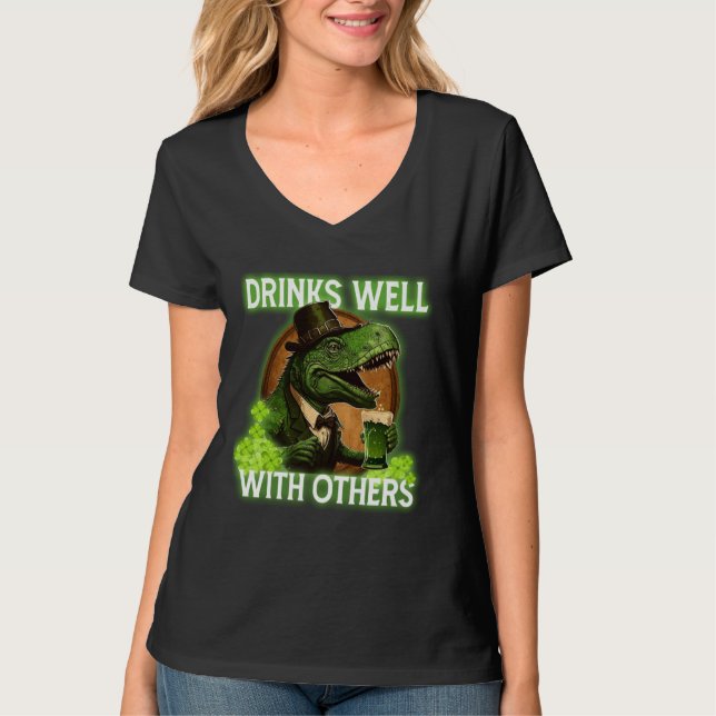 Drinks Well With Others T Shirt (Framsida)