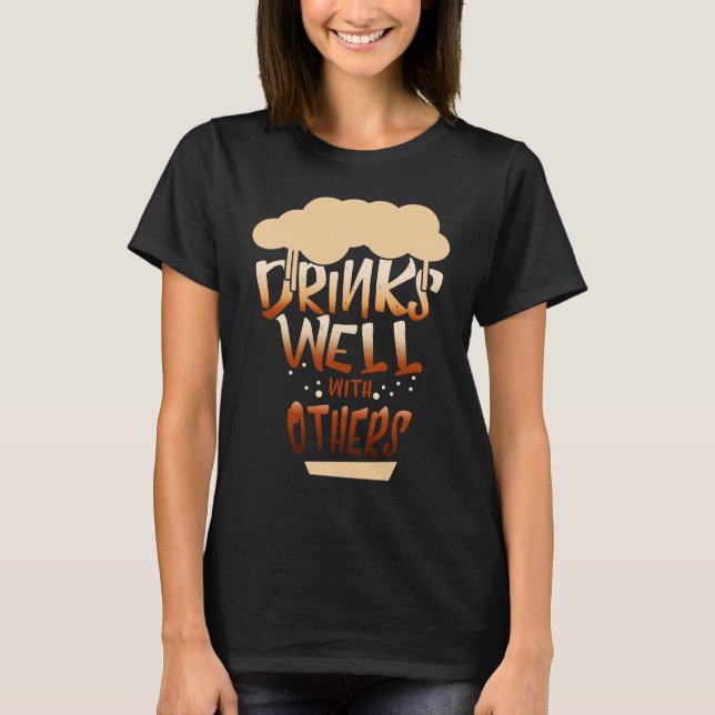 Drinks Well With Others Women Drinking Alcohol T Shirt (Framsida)