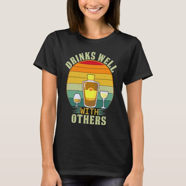 drinks well with others women drinks well with oth t shirt (Framsida)