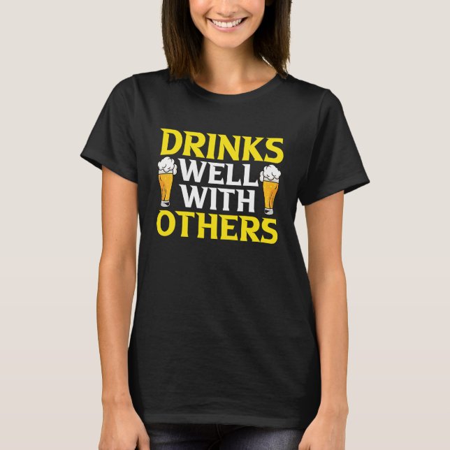 drinks well with others women drinks well with oth t shirt (Framsida)