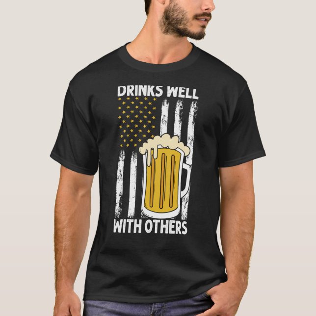 drinks well with others women drinks well with oth t shirt (Framsida)
