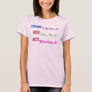 DRINKTRIPPELN SER DUBBELT FÖR ATT AGERA SINGEL T-SHIRT