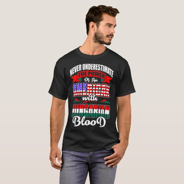 Driva av en amerikan med den ungerska blodtshirten t shirt (Hel framsida)
