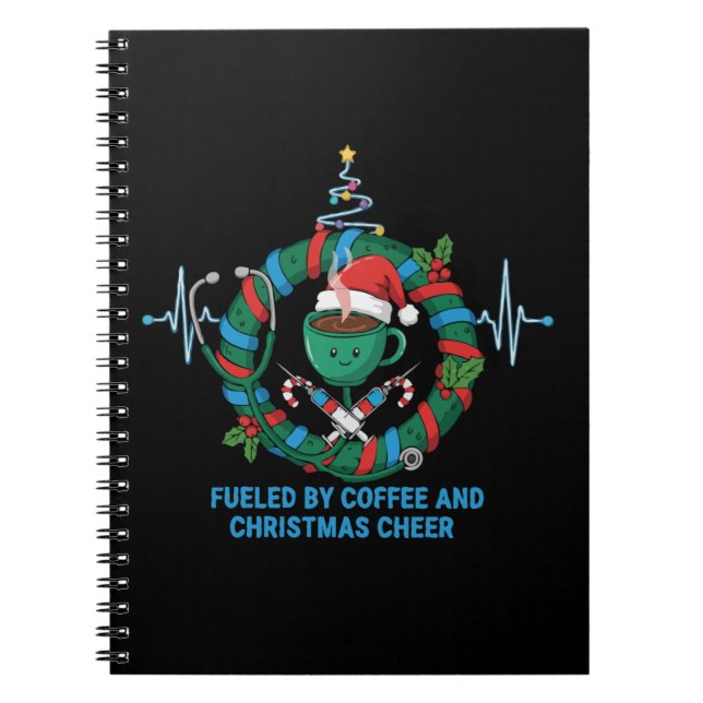 Driven av kaffe och julstämning Rolig sjukskötersk Anteckningsbok (Framsidan)