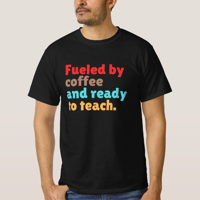 Driven av kaffe och redo att undervisa – t shirt (Framsida)