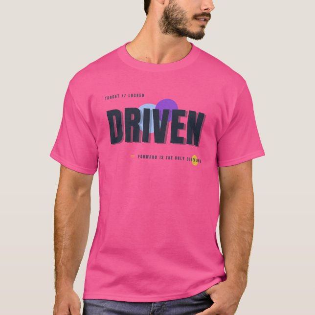 DRIVEN – Framåt Är Den Enda Riktningen Typografi  T Shirt (Framsida)
