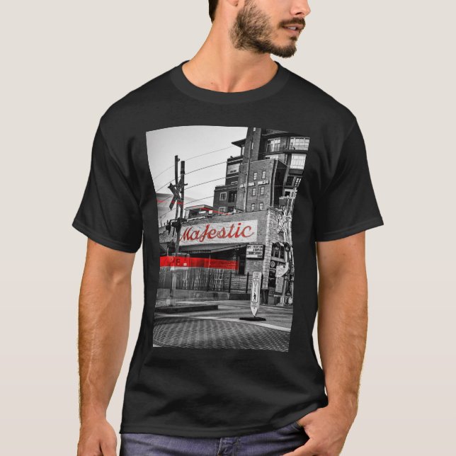 Driving Down Dickson By The Majestic Lounge Select T Shirt (Framsida)