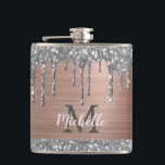 Drivrutiner vid silver Glitter vid Rosa Metall Mon Fickplunta<br><div class="desc">Modern, giftig silver glitter droppar namn och en kolv med monogrammet. Den här designen har silver grått (grått) glitter-gnistra-droppar på den rosa ros-guldet med metall-bakgrund med anpassningsbar-personlig som första och första namn-textmallen. Underbar kvinnlig flickvän, mor, födelsedag, bröllop, möhippa, söt 16 födelsedagsfester och babydusch, affärer och för alla som tycker om...</div>