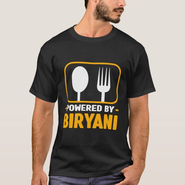 Drivs av Biryani Indian Food Humor Ris Dish Foo T Shirt (Framsida)