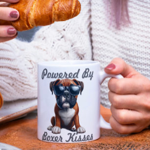 Drivs av Boxer Kysser – Rolig Boxer Hund Grafik Kaffemugg