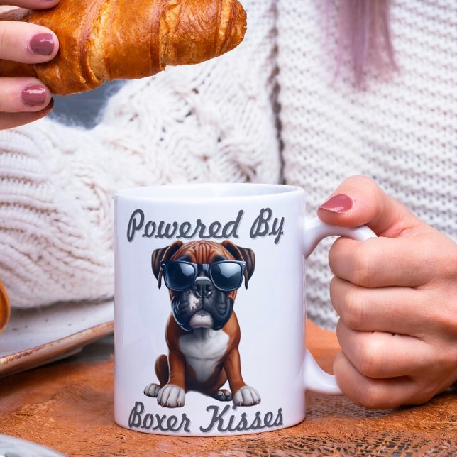 Drivs av Boxer Kysser – Rolig Boxer Hund Grafik Kaffemugg (Skapare uppladdad)
