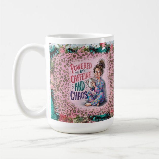 Drivs av Caffeine & Chaos Mamma Mugg (Vänster)