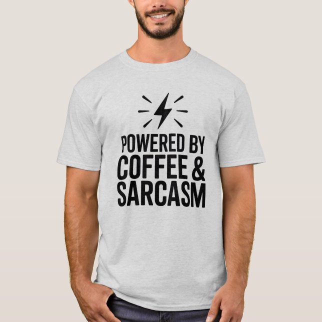 Drivs av Coffee & Sarcasm Funny T-Shirt (Framsida)