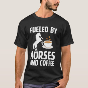Drivs av hästar och kaffe Ridsport Roligt kaffe T Shirt