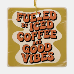 Drivs av iskaffe och bra vibbar julgransprydnad keramik