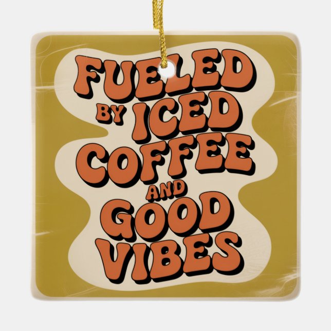 Drivs av iskaffe och bra vibbar julgransprydnad keramik (Framsida)