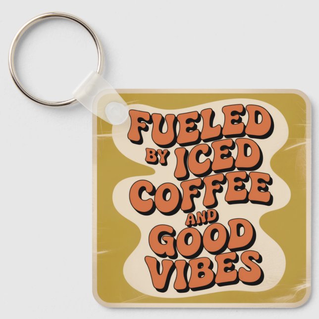 Drivs av iskaffe och bra vibbar nyckelring (Framsida)