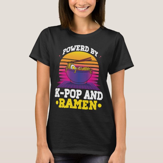 Drivs av K-pop och Ramen Kpop Merch Merchandise T Shirt (Framsida)