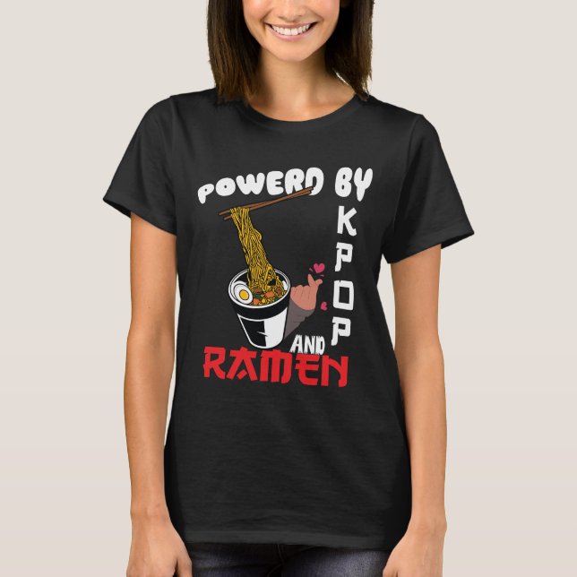 Drivs av K-pop och Ramen Kpop Merch Merchandise  T Shirt (Framsida)