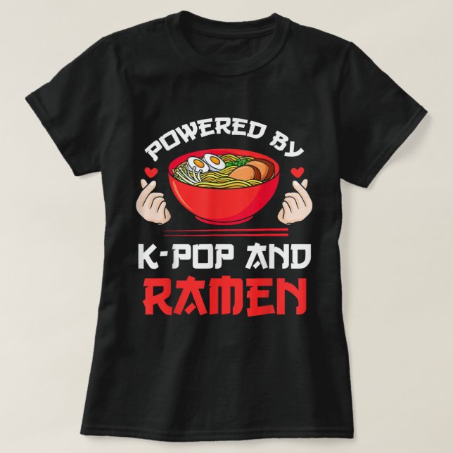 Drivs av K-pop och Ramen Kpop Merch Merchandise T Shirt (Design framsida)
